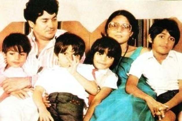Salman Khan (on the right) sitting with his mother and father, along with siblings Arbaaz (on the left), Sohail (in the middle), and Alvira with her mother.