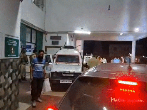 Visuals from Anantnag Medical College, where the second injured worker is undergoing treatment. - Bhaskar English