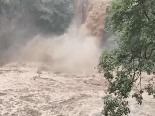 After heavy rain, Kunda waterfall in Khargone and waterfalls in Mhow started flowing. - Bhaskar English