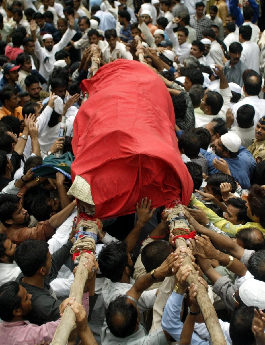 People carrying the body of Ishrat Jahan from her residence on the outskirts of Mumbai for burial on 19 June 2004 REUTERS