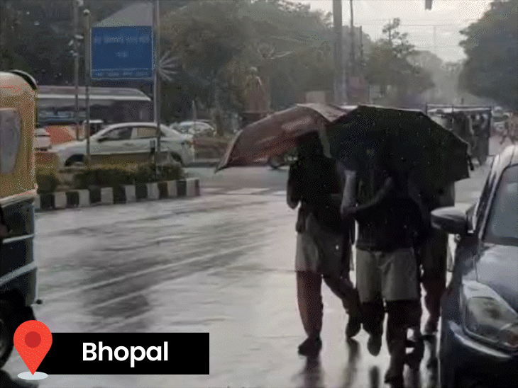 It rained in Bhopal on Monday. Meanwhile, water is overflowing from the spillway of Dejla Dewada Reservoir in Khargone - Bhaskar English