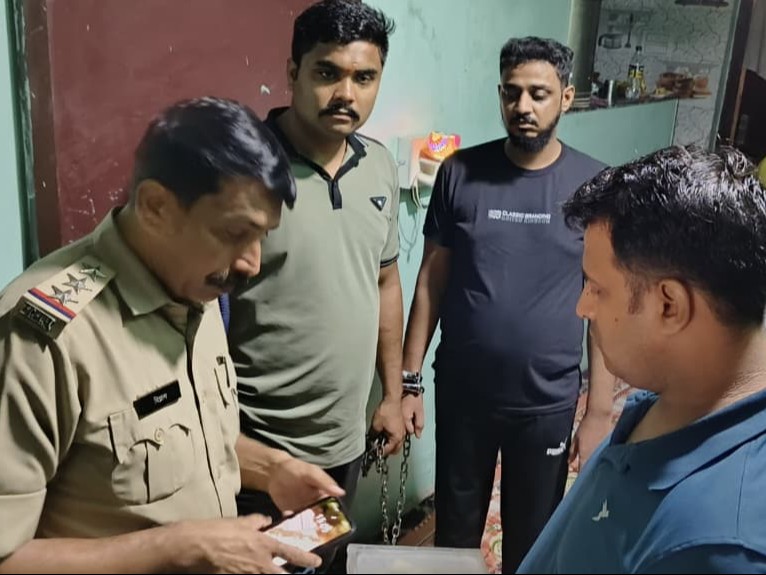 Before sending him to jail, the police brought the accused Asgar Ali (black T-shirt) to his home. His phone was seized - Bhaskar English