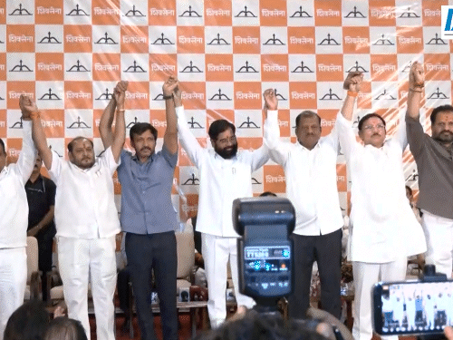 This picture is of June 22 when 6 MPs of Uddhav faction had announced changing the party in a press conference with Eknath Shinde in Mumbai.