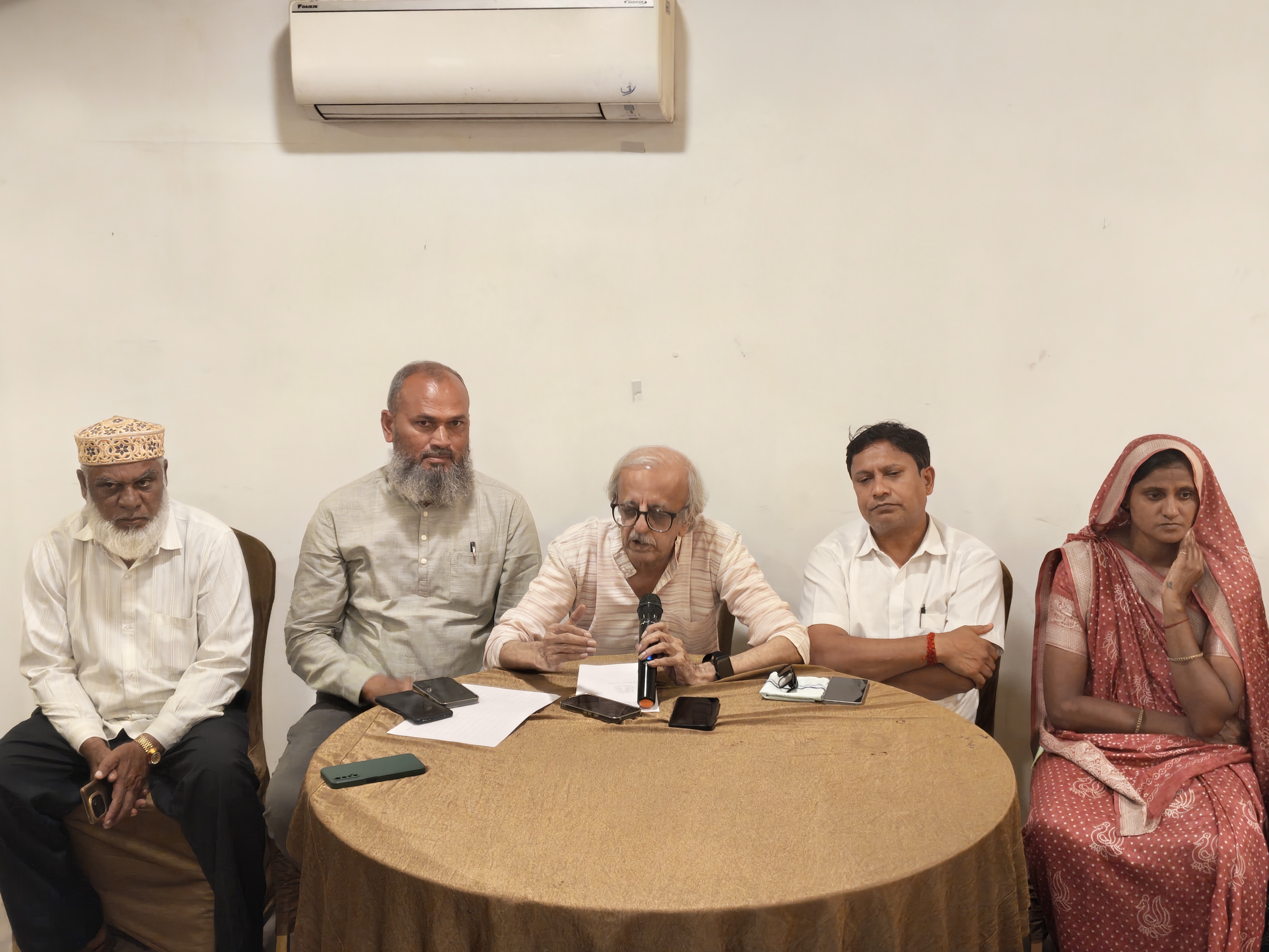 Families accompanied by the activists place their demands