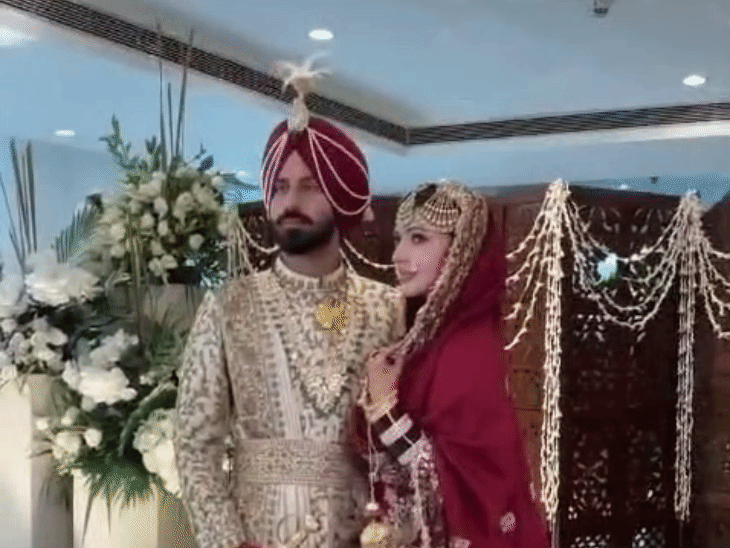 Wedding photo of all-rounder Ramandeep Singh and actress Charlie Chauhan. - Bhaskar English