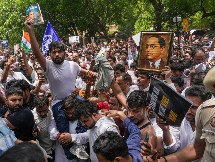 This photo is from June 6th, where supporters of the Cockroach Janta Party are protesting at Jantar Mantar. Supporters carried Abhijeet Dipke on their shoulders.