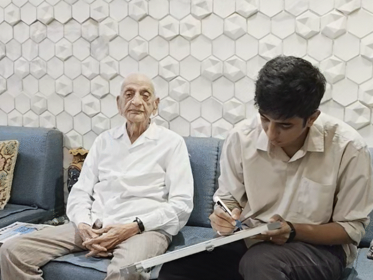 Bhaskar English met with Bhavanishankar Pandya, who shared the days of freedom struggle
