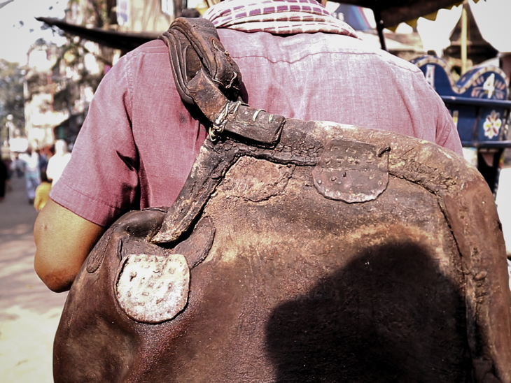 The Moshok, once an everyday tool, now represents a disappearing chapter of urban history.