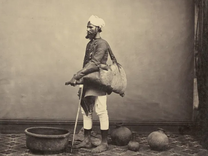During the British era, human water carriers were a familiar sight across Kolkata, transporting water before modern pipelines transformed the city.