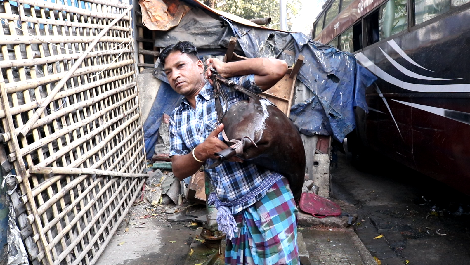 As pipelines and pumps transformed Kolkata, the traditional Vistiwala profession slowly faded away.