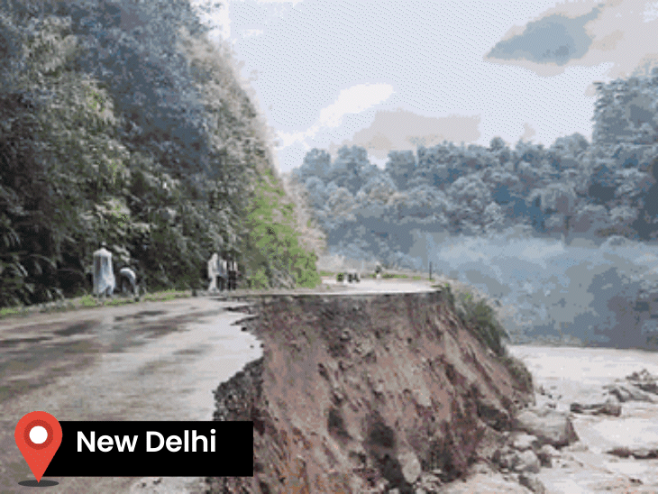 Due to the continuous rise in water levels in the Ganga-Yamuna in Prayagraj, Uttar Pradesh, the ghats have been submerged. - Bhaskar English