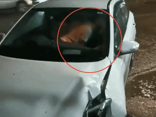 After driving the car onto the footpath in Bilaspur, the couple started kissing. - Bhaskar English