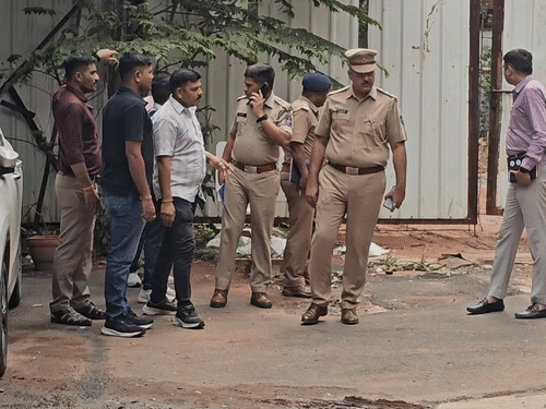 Junagadh Mother Beats Daughter; Neighbors Intervene | Child Abuse Case