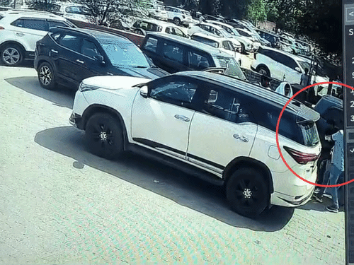 Meanwhile, after being shot, the injured gangster's associates placed him in a Fortuner car and rushed him to the hospital