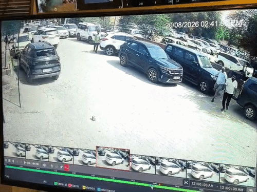 Associates of Vinod Panu aka ‘Kana’ chasing after the attackers. One fleeing attacker falls on the road