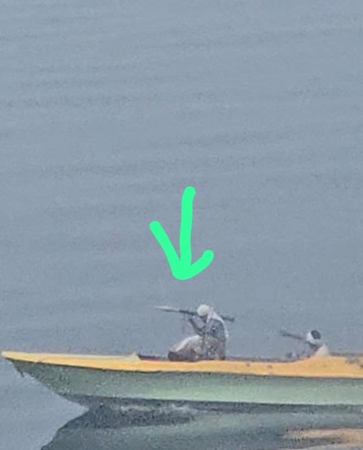 The photo shows an IRGC fighter on an Iranian fast boat, holding a rocket launcher.