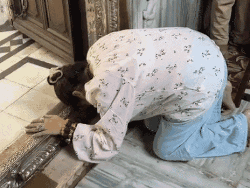 Sunita Ahuja offered prasad at the temple and sought blessings from the priest