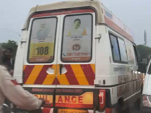 Heart attack strikes devotee during Kanwar Yatra: Takes 30 minutes to reach ambulance parked 100 metres away; doctor carries him on shoulders - Madhya Pradesh News