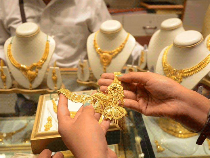 Gold becomes cheaper by ₹2,951 to reach ₹1.58 lakh, price of 1 kg silver decreases by ₹3,459|Business,Business - Bhaskar English