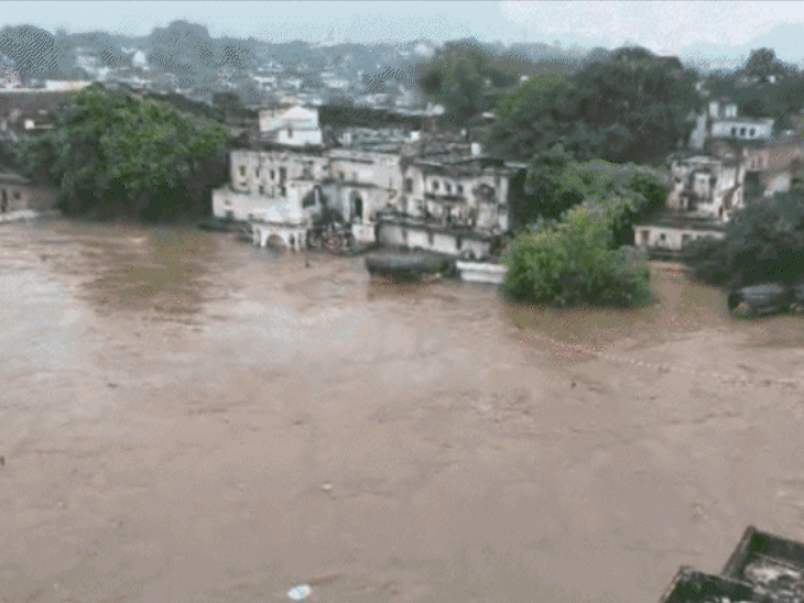 Chitrakoot Floods: Mandakini River Spills Over Tracks | Rescue Operations