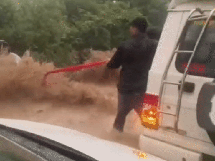 Biker trapped in a flood was saved using a newlywed woman's dupatta. - Bhaskar English