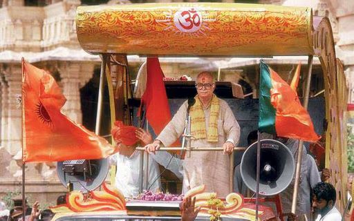 1990 年 LK Advani 的 Ram Rath Yatra 之后，藏红花旗成为印度教和民族主义政治的象征。