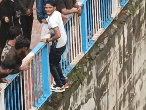 Man breaks legs after jumping from 30-ft height for reel: Friends film stunt at Pahuj Dam in Jhansi - Uttar Pradesh News