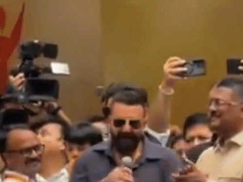 Sanjay Dutt had arrived at a Dahi Handi event in Mumbai. - Bhaskar English