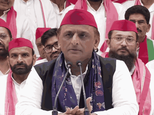 8 月 31 日，头戴红帽、系蓝围巾的阿克希莱什·亚达夫 (Akhilesh Yadav) 在新闻发布会上