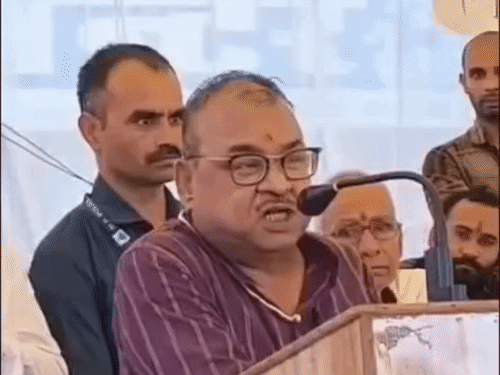 Congress MLA Abhay Mishra was addressing people during the protest. - Bhaskar English