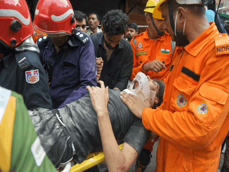 A building collapsed at 1:30 PM on Sunday in Delhi's Satya Niketan. - Bhaskar English