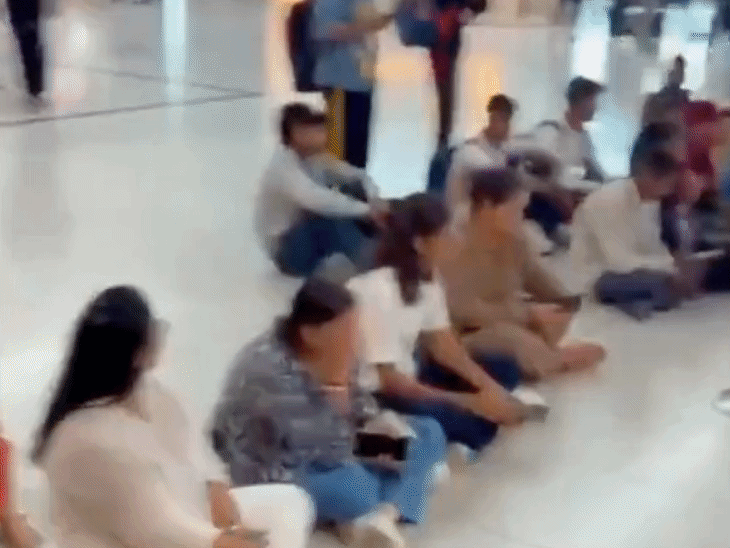 In the video, the passengers were seen raising thieves and thieves.