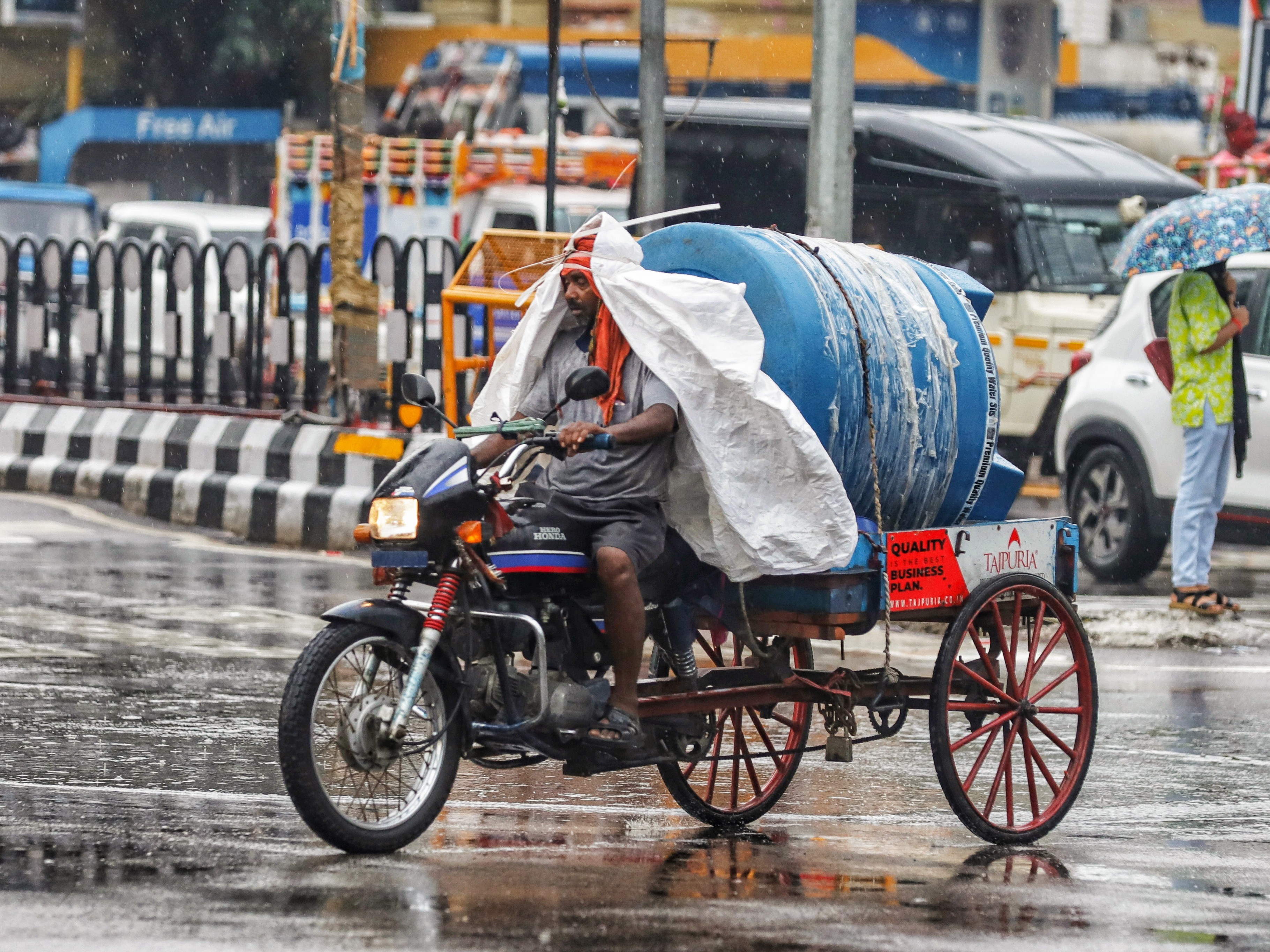 Heavy rain lashed Uttar Pradesh's capital Lucknow on Saturday. The monsoon is likely to withdraw from the state in two days. - Bhaskar English