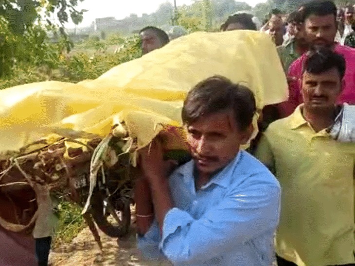 Walink On Rode Gif Firozabad Road Accident Tragedy | Parents Die After Daughters Death