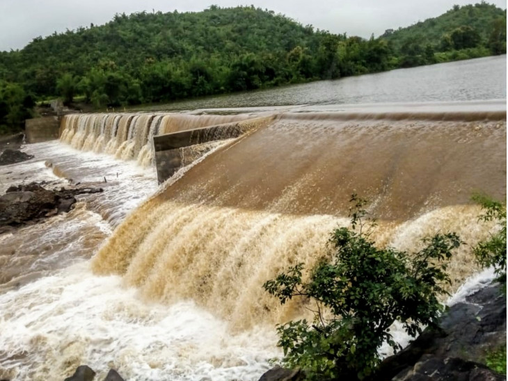 Overflow of Makana Barrage with heavy rains in Betul; 4 inches rain in