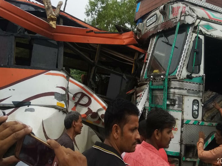 up news fatehpur private buses meet road accident leaving 7 dead 22 injured