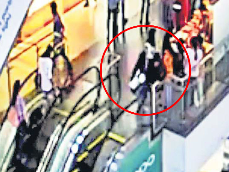 सीसीटीवी फुटेज में महिला के शरीर से ही धक्का लग नीचे गिरता दिखा पार्थिव |  Mall Incident: Second CCTV footage came in front - Dainik Bhaskar