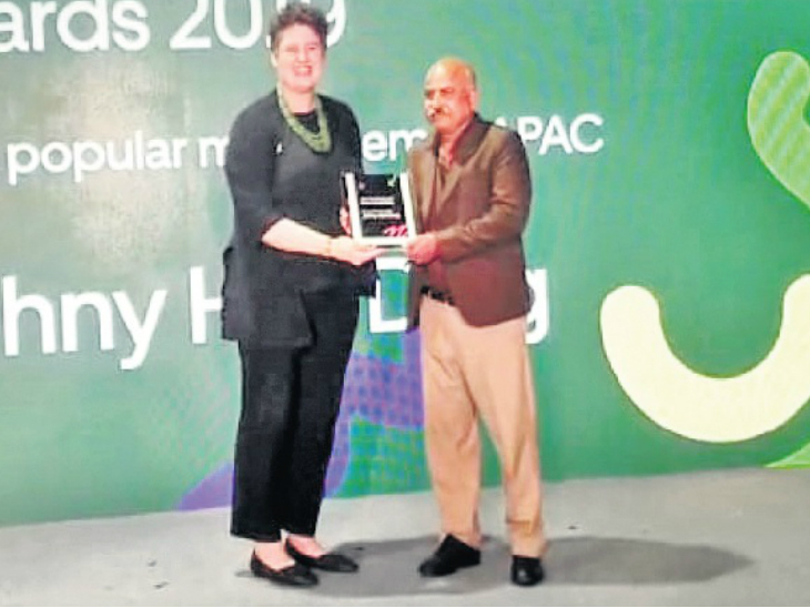 6 महीने में 7 लाख हॉटडॉग डिलीवर करने वाले 56 दुकान का जॉनी हॉटडॉग को तीन अवार्ड| - Dainik Bhaskar