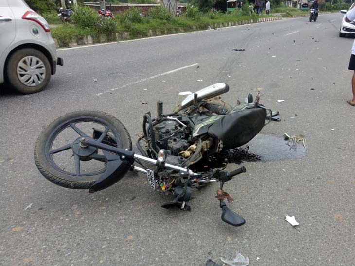 Strong collision in car and bike, bike rider seriously injured | कार और  बाइक में जोरदार टक्कर, बाइक सवार युवक गंभीर रूप से घायल - Ranchi News |  Dainik Bhaskar