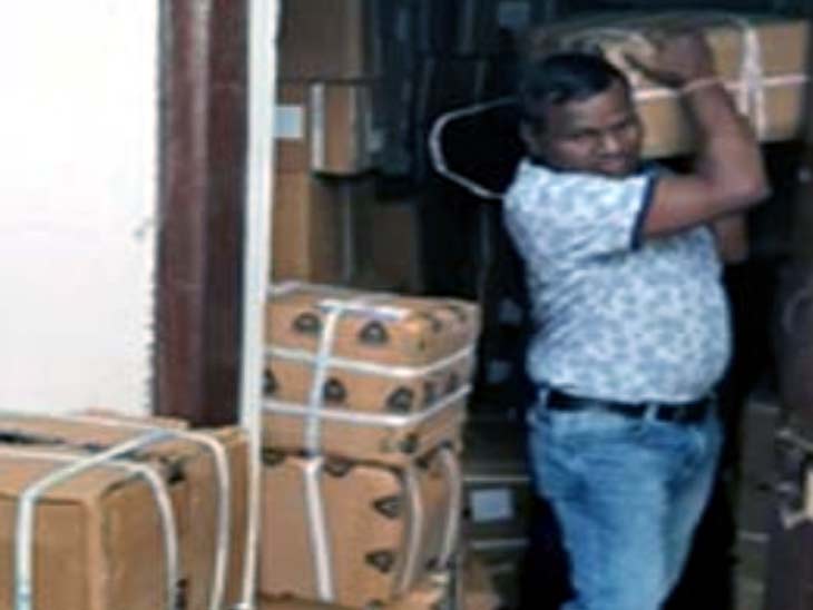 घर से पुलिस ने छापेमारी कर भारी मात्रा में बरामद की कफ सिरप|रांची,Ranchi - Dainik Bhaskar