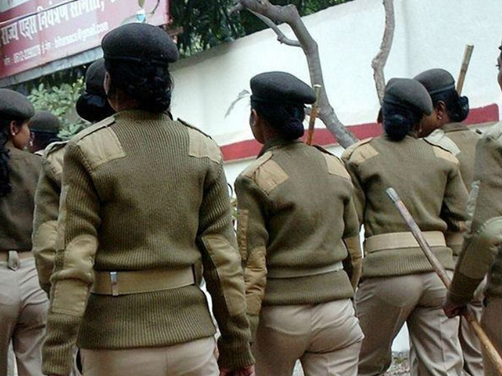 Survey on 20% women police personnel of the country | 50% महिला पुलिसकर्मी  का मानना- उनके साथ बराबरी का सलूक नहीं होता | Dainik Bhaskar