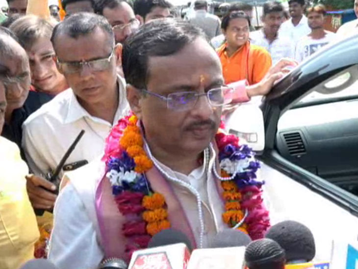 मिर्जापुर के डीएम ने दिया बेतुका बयान, कहा- प्रिंट के पत्रकार ने वीडियो क्यों शूट किया|कानपुर,Kanpur - Dainik Bhaskar