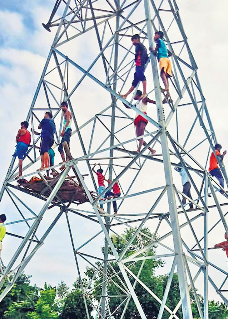 गजराज का आतंक : पलामू के भंटवलिया गांव में जंगली हाथी ने खदेड़ा, तो टावर पर चढ़कर बचाई जान|रांची,Ranchi - Dainik Bhaskar