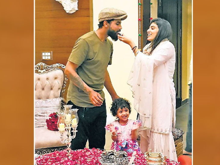 पत्नी रिवाबा के बर्थ डे पर रविंद्र जाडेजा की सरप्राइज एंट्री!|गुजरात,Gujarat - Dainik Bhaskar