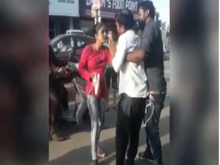 छेड़छाड़ का आरोप लगाकर युवती ने युवक को पीटा, पैरों पर गिराकर माफी भी मंगवाई|बिलासपुर,Bilaspur - Dainik Bhaskar