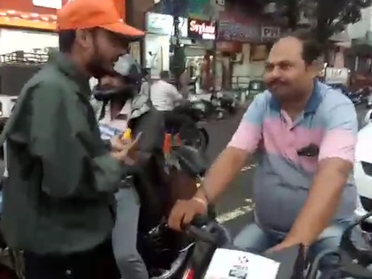 रोटरी क्लब ऑफ इंदौर और पाटीदार समाज के कार्यकर्ताओं ने संभाला ट्रैफिक|इंदौर,Indore - Dainik Bhaskar