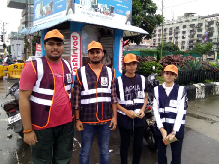 रोटरी क्लब ऑफ इंदौर और पाटीदार समाज के कार्यकर्ताओं ने संभाला ट्रैफिक|इंदौर,Indore - Dainik Bhaskar