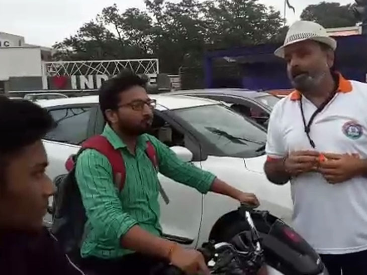 रोटरी क्लब ऑफ इंदौर और पाटीदार समाज के कार्यकर्ताओं ने संभाला ट्रैफिक|इंदौर,Indore - Dainik Bhaskar