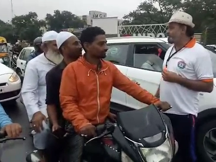 रोटरी क्लब ऑफ इंदौर और पाटीदार समाज के कार्यकर्ताओं ने संभाला ट्रैफिक|इंदौर,Indore - Dainik Bhaskar