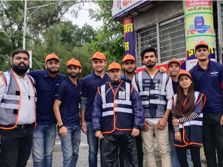 रोटरी क्लब ऑफ इंदौर और पाटीदार समाज के कार्यकर्ताओं ने संभाला ट्रैफिक|इंदौर,Indore - Dainik Bhaskar